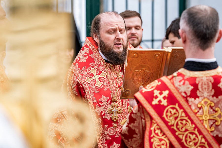 Божественная литургия в Свято-Троицком Белопесоцком женском монастыре города Ступино